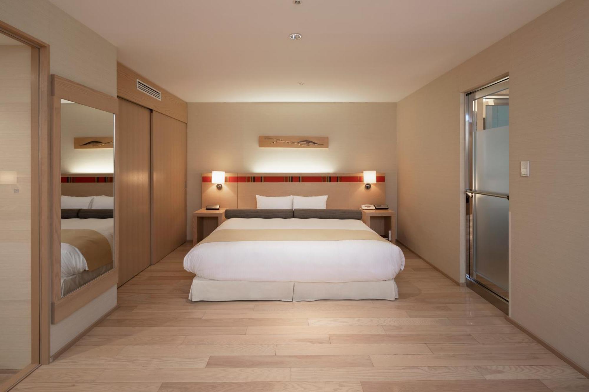 Sapporo Grand Hotel Bagian luar foto A bedroom at the hotel