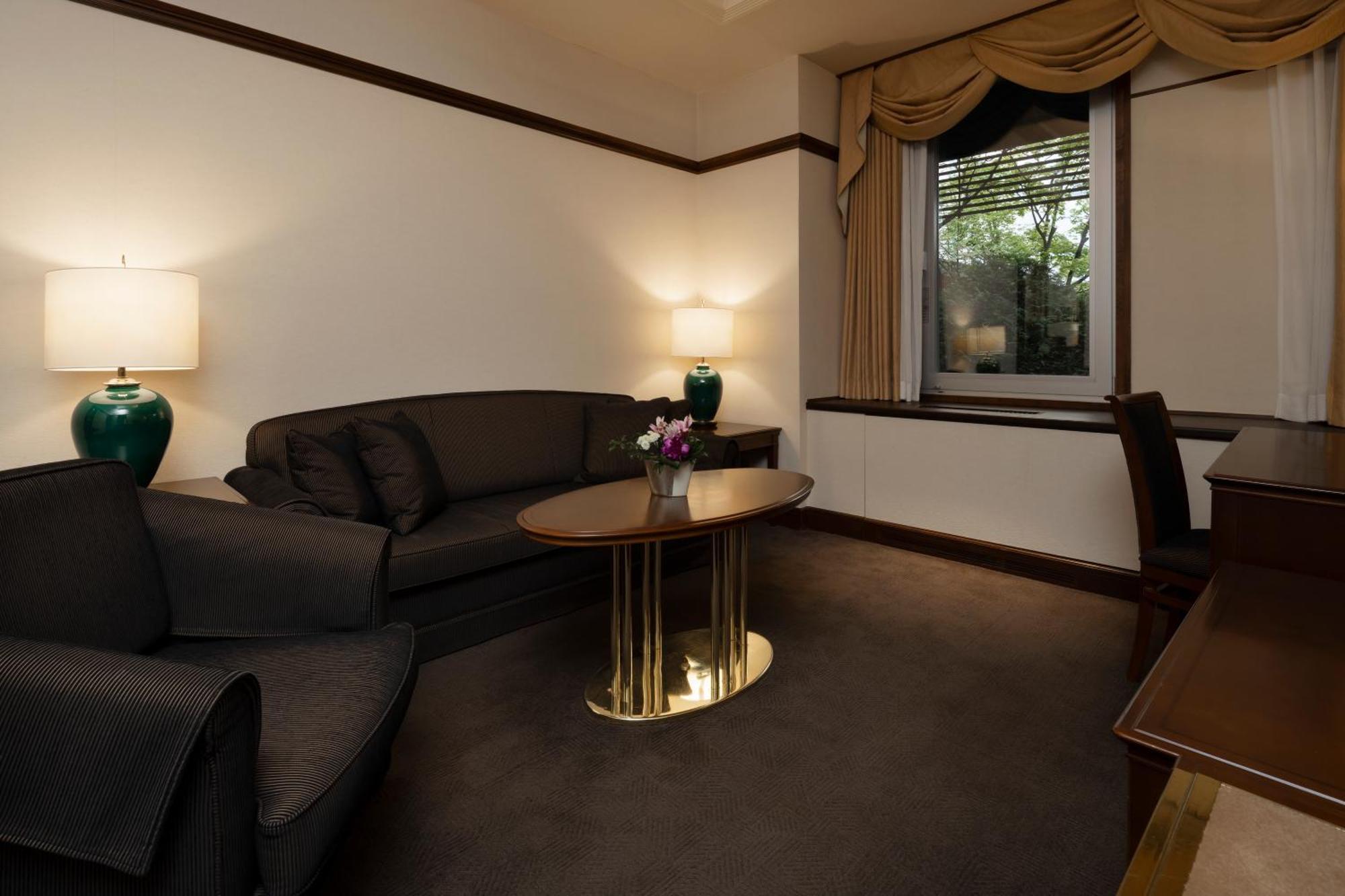 Sapporo Grand Hotel Ruang foto A living room at the hotel