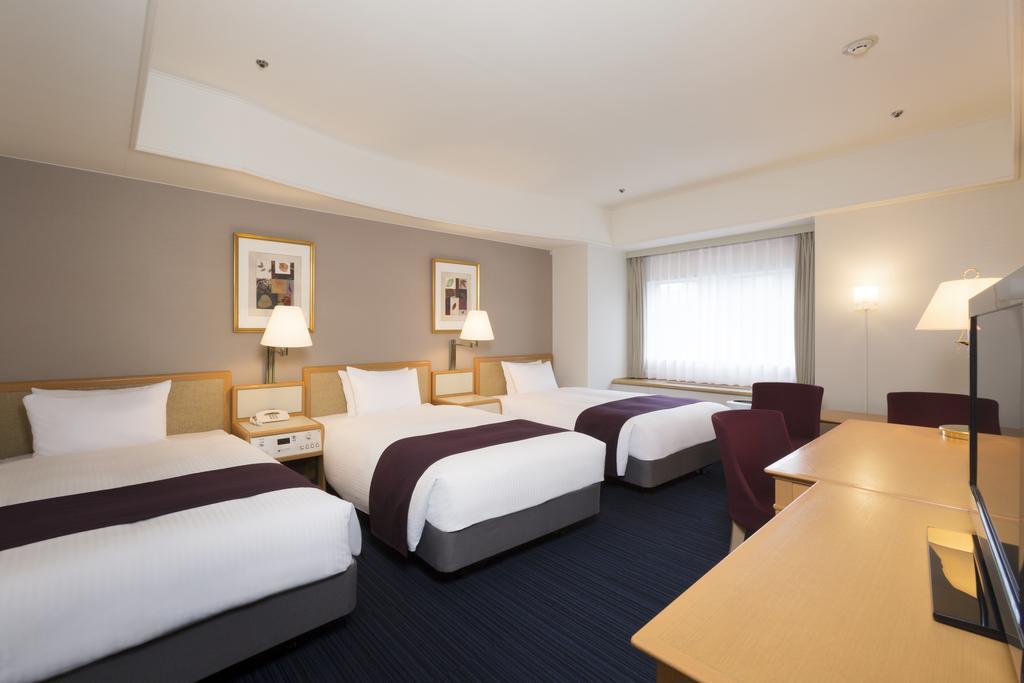 Sapporo Grand Hotel Bagian luar foto A typical room at the hotel